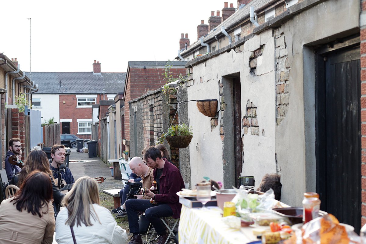 Lovely moment with @JoshuaBurnside, live in the Hyndford St alley, an old haunt of Van Morrison. 01.05.24. Recording will appear later in the summer. Cheers @9ftinCommon, Whisper Project and #belfast2024. Photos @stu_bailie