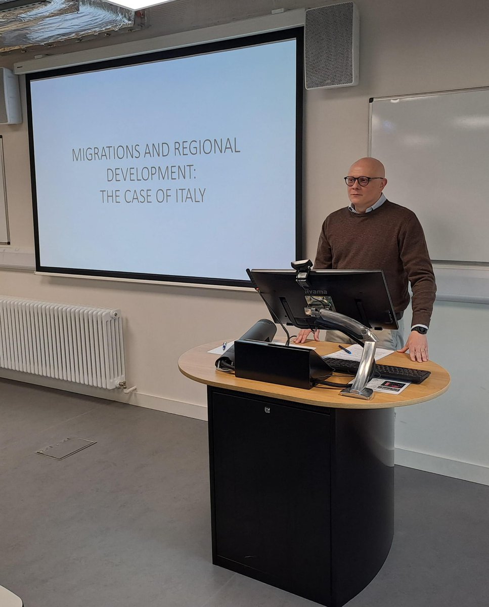 Thank you to our visiting researcher, Dr Giuseppe Gambazza from @LaStatale for speaking to our 3rd Year #RegionalGeogography students yesterday, presenting the case of Italy in Migrations and Regional Development.