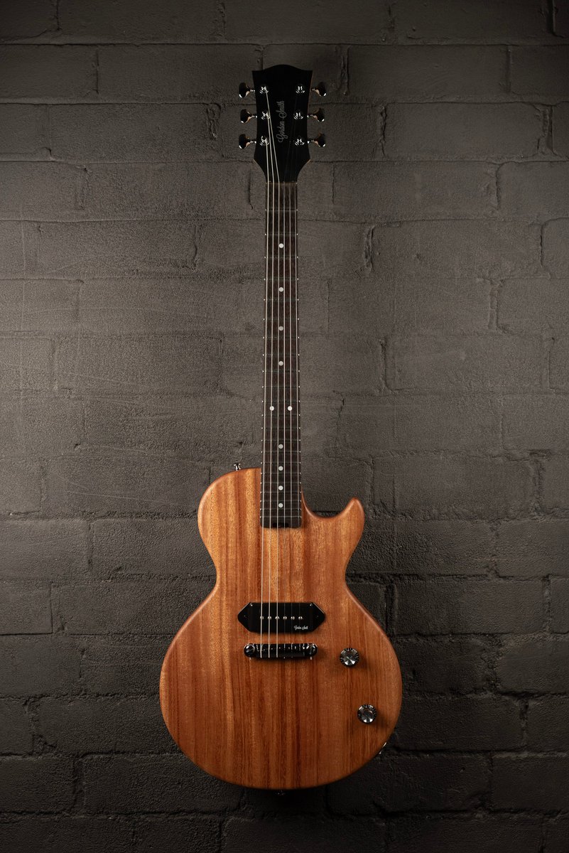 THEシンプル！

GS160 in Natural Mahogany with a dog ear P90 pickup
#madeinUK #Gordonsmithguitars
apollonmusic.com/gordon-smith/