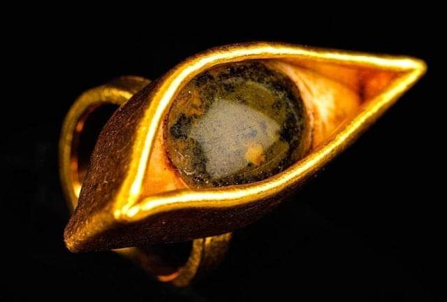 Gold Ring with Egyptian Eye Inlay, Middle Kingdom, C. 1963-1650 BC.

Follow us now for more tantalizing archaeo discoveries of yore! 

©️ Image Credits goes to the respective owner(s)

#History #ancient #ancienthistory #Archaeology #archaeohistories #Egypt #Egyptian #GOLD…