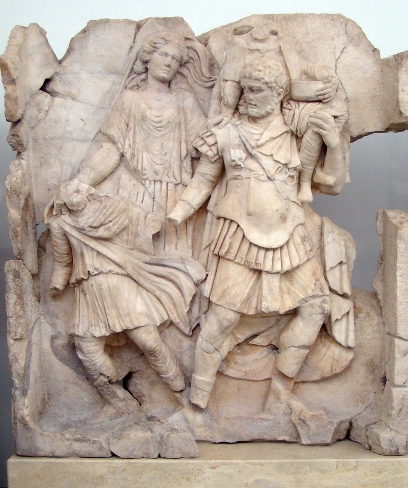 Aeneas depicted in his flight from Troy with his father Anchises & son Ascanius led by Aphrodite. The image of Aeneas carrying his father & leading his son were commonly depicted to honour the role of family and respect for each generation. 🏛 Aphrodisias Museum #ClassicsTwitter