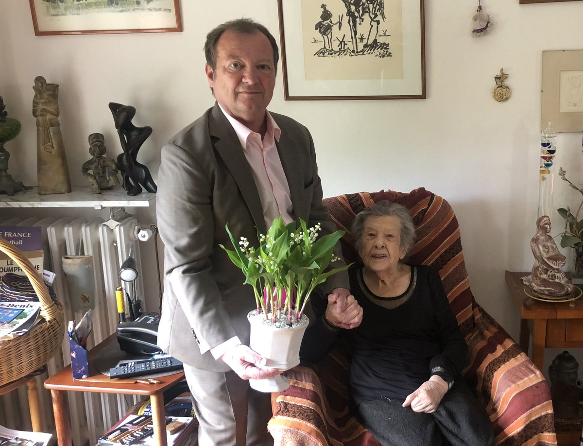 Hier, avant de me rendre à la manifestation du 1er mai, je suis allé, comme chaque année, offrir un bouquet de muguet à ma camarade du#PCF de # SaintDenis Annie Treppo qui aura 106 ans dans quelques semaines.