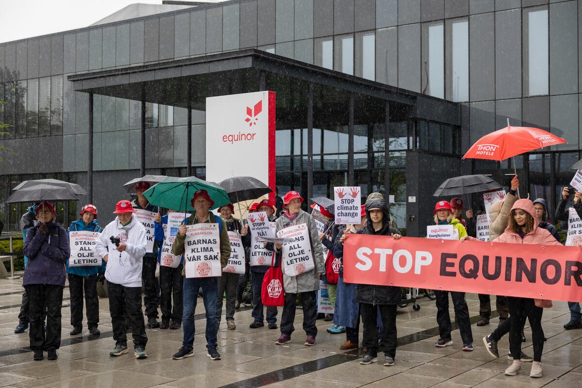 Fossilprosjektene til @Equinor vekker motstand verden over, og folk er lei av at 'Big Oil' fra utlandet kommer inn og driter i klima, naturverdier og lokal- og urbefolkning når ny oljefelt rulles ut.
 
Her kan du lese mer om motstanden mot @EquinorASA 👇
equinorout.com