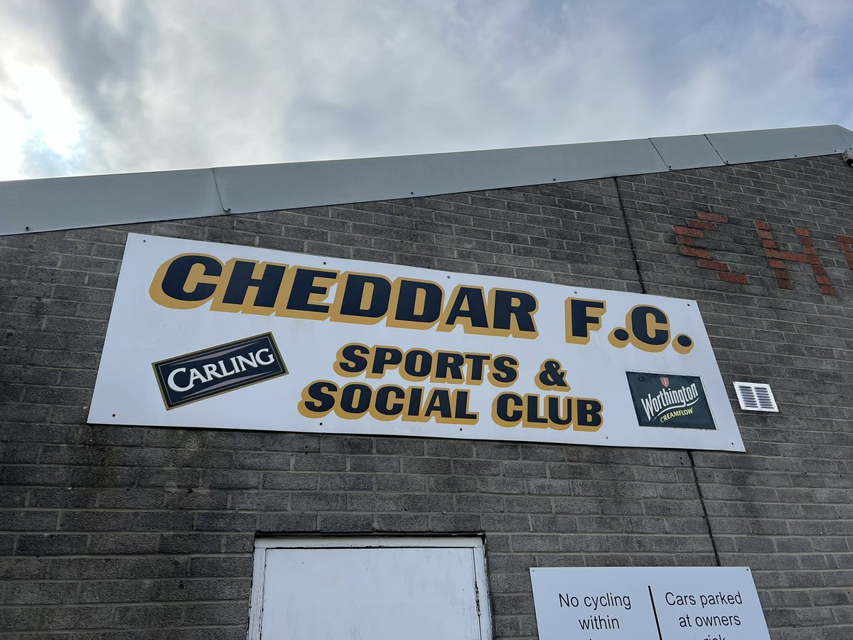 Welcome to Cheddar 🧀 On Saturday I was in Somerset to watch @CheddarFC1892 - a team in the midst of playing 11 games in 24 days. This is what fixture congestion looks like and Cheddar aren’t the only grassroots club struggling to cope. theathletic.com/5459921/2024/0…