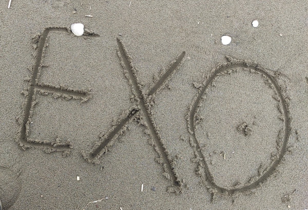 Even on the beach 🌊🐚 EXO #EXO #엑소 @weareoneEXO @B_hundred_Hyun @layzhang @companysoosoo_ @INB100_official