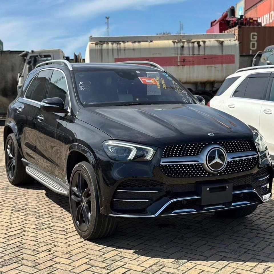 Mercedes Benz GLE 450 4MATIC 

Specifications 

💢2018 Model 
💢Genuine Mileage 
💢Steering Controls 
💢Cruise control 
💢Leather seats 
💢Panoramic Sunroof 
💢Twin Turbo 
💢Premium Rims