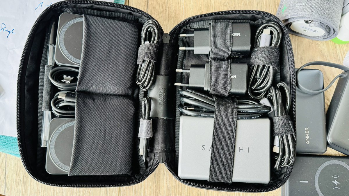 sergelotz's tweet image. Je suis vraiment fan de mon Kit de recharge Voyage ! Tout est près dans sa sacoche, chargeur #Satechi 165W, 4 USB-C, et deux #Anker 3 en 1 #MacGo en promo actuellement ! Juste à le mettre dans le sac ! ✈️🇫🇷🇦🇪☀️😎🌴