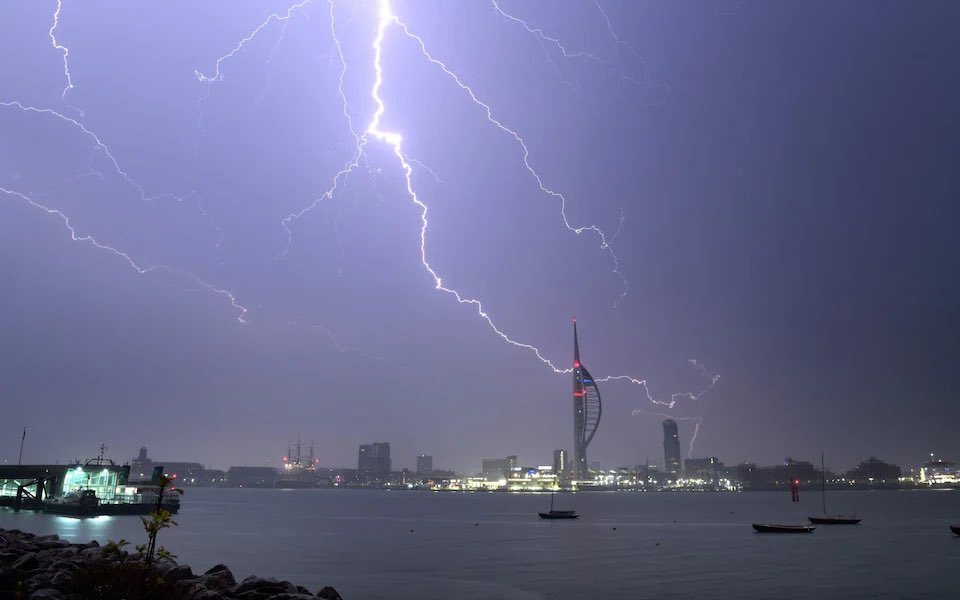 Portsmouth 🇬🇧hit by lightning ⚡️