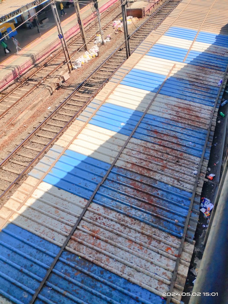 #Mumbai The Kesari painted rooftops above Dadar @WesternRly (PNo 2 &3 North end) These were cleaned by railway staff just recently. Instead of wasting Tax Payers money @RailMinIndia should nab & FINE these Anti Social elements who spit & dirty railway premises. @drmbct