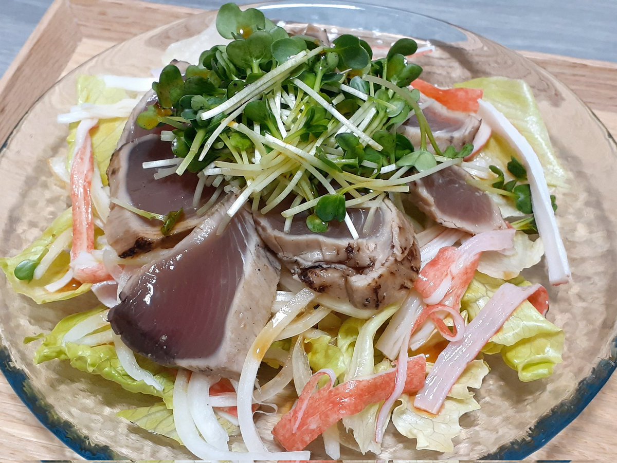 本日の晩御飯🤤
トロロ御飯
挽肉ステーキ
鰹のたたきサラダ
卵と豆腐と納豆混ぜ

YouTube見てたら挽肉ステーキなるものが出てきたので作ってみました🍳
挽肉をぎゅうぎゅうと空気抜いて塩コショウして焼くだけ(  ﾟ ﾛﾟ)ｶﾝﾀﾝﾔ
焼いたら玉葱ソースで召し上がれ( ﾟДﾟ)ｳﾏｰ

今宵も乾杯です🍺