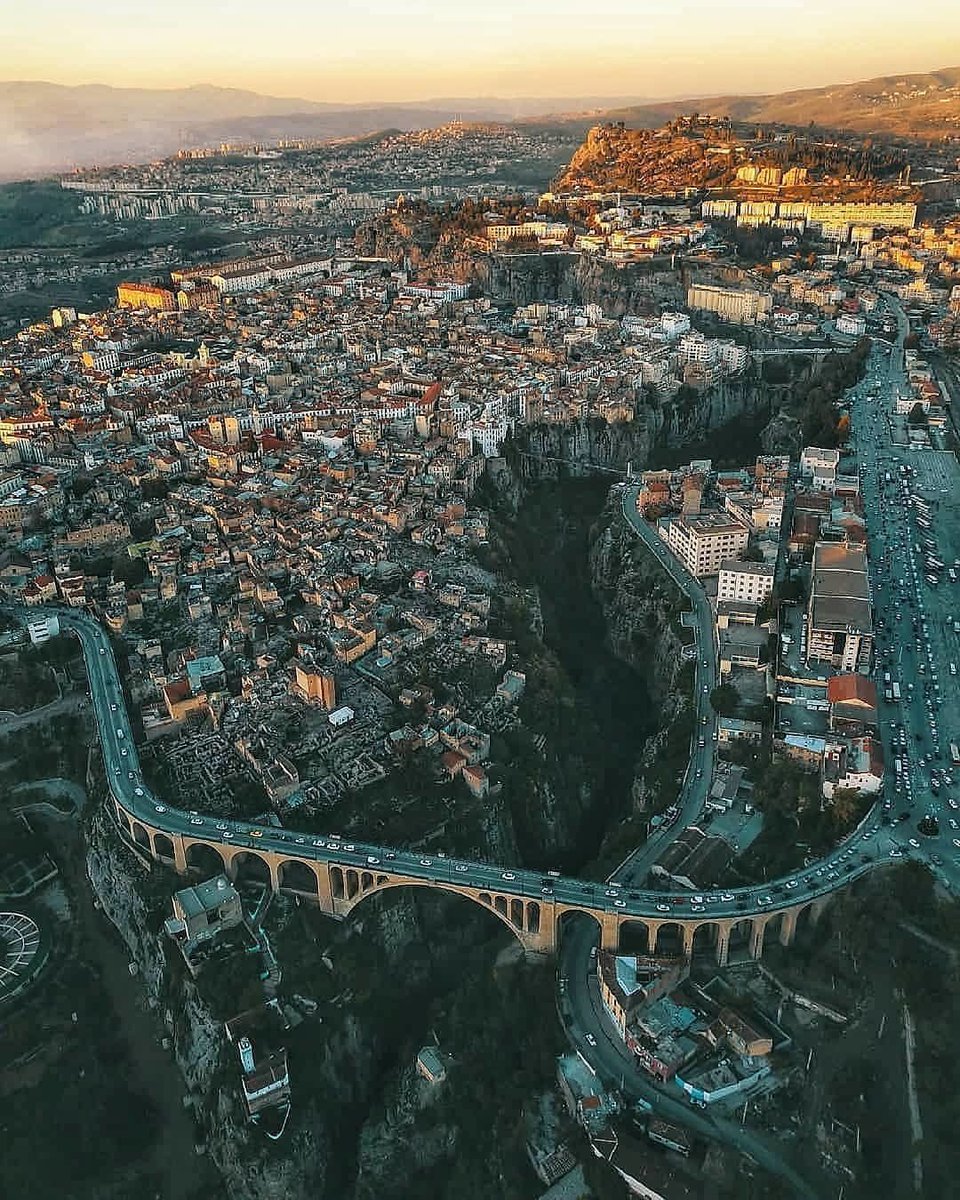 Constantine, a city in northeastern Algeria 🇩🇿, is known for its dramatic setting atop a plateau, with ancient bridges spanning deep gorges carved by the Rhumel River. Rich history, stunning landscapes.

t.me/africafirsts 

#ThisIsAfrica #VisitAfrica