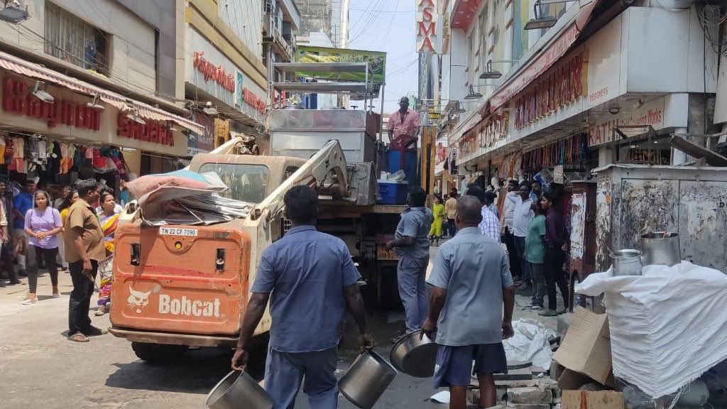 #ChennaiCorporation and @chennaipolice_ are clearing encroachments on Ranganathan Street in Division 133, Zone 10 👇. 

The action aims to ensure safety and improve traffic flow in this busy area. 

#GCC #HeretoServe