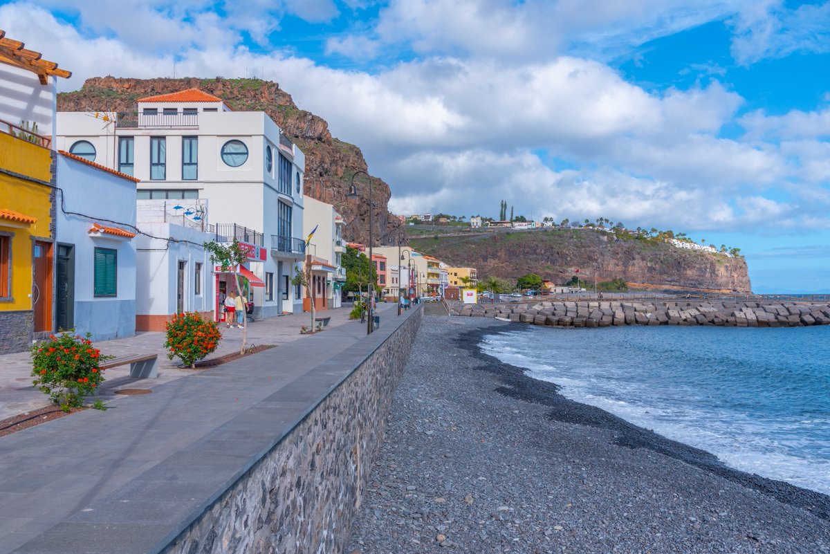 Explora una de las maravillas costeras de #LaGomera, la localidad de Playa de Santiago en el municipio de Alajeró. 🌊

#jardintecina #lagomera #naturaleza #nature #canarias