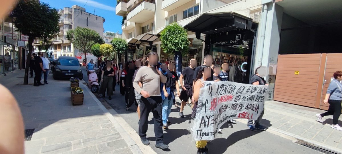 #antireport #giannena #1mai24 #apergia
Με αρκετό κόσμο έγινε η απεργιακή πορεία της πρωτομαγιάς. Κινήθηκε με παλμό στο κέντρο της πόλης. Δυναμική συμμετοχή το μπλόκ του σωματείου Βάσης delivery-courier (ΣΒΕΔΙ).