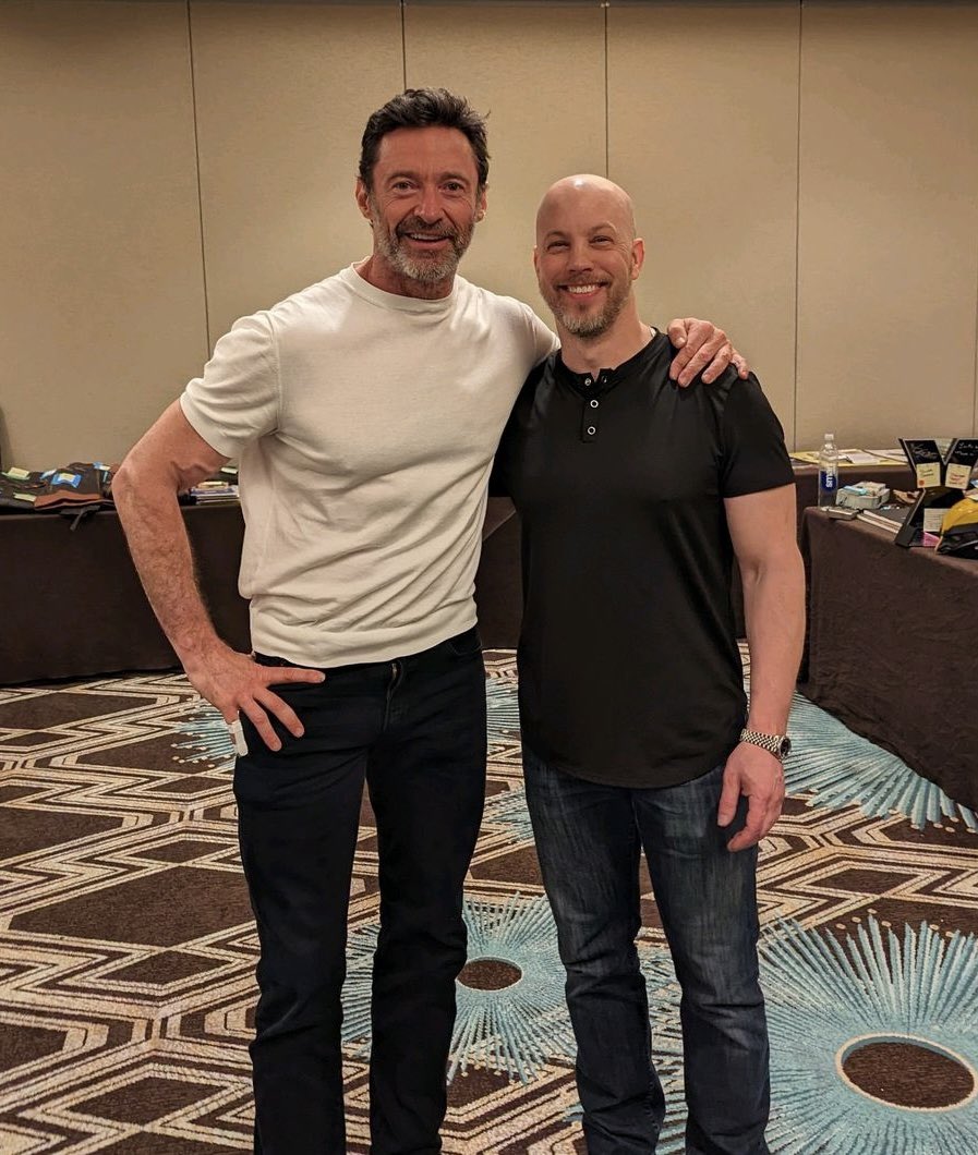 Here’s another pic from last week when Hugh signed fan items. Looking good! 📷: Torrey Quelia #hughjackman