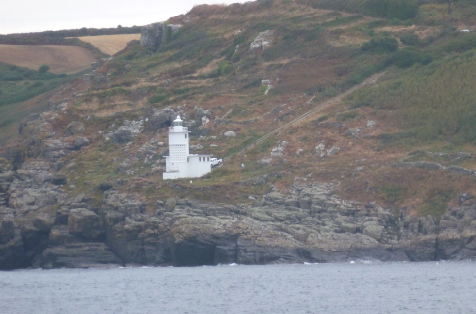 Cornwall 🏄 will be busy this bank #holiday #weekend. However, you can still find #solitude on the #coast path. 
•For more on #Cornwall, see my #travel 🧳 ebook, Cornwall Favourites For One And All! (amazon.co.uk/dp/B093X4WSFG).
#bankholidaymonday #travelphotography #lighthouse