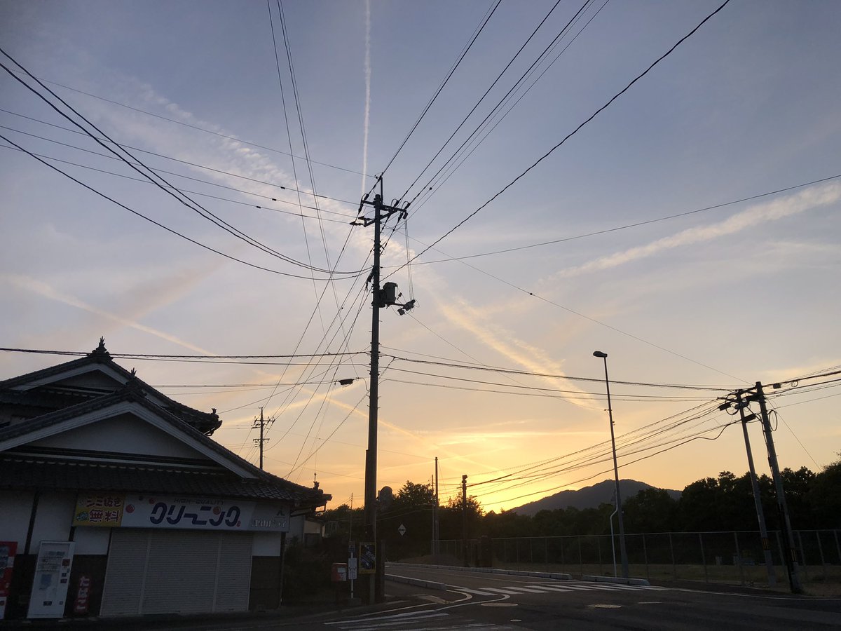 日本原上空に掛かった
飛行機雲
それとおぼしい雲が
7本も有る
こんなに飛んでるの