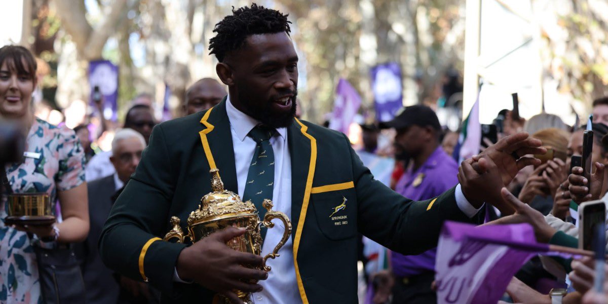 Today at the NWU Potchefstroom Campus: Springbok Captain @SiyaKolisi walks with the Webb Ellis World Cup Trophy, paving the way for @RassieRugby' Honorary Doctorate inauguration. #MyNWU #NWUGrad #20YearsOfGreatness