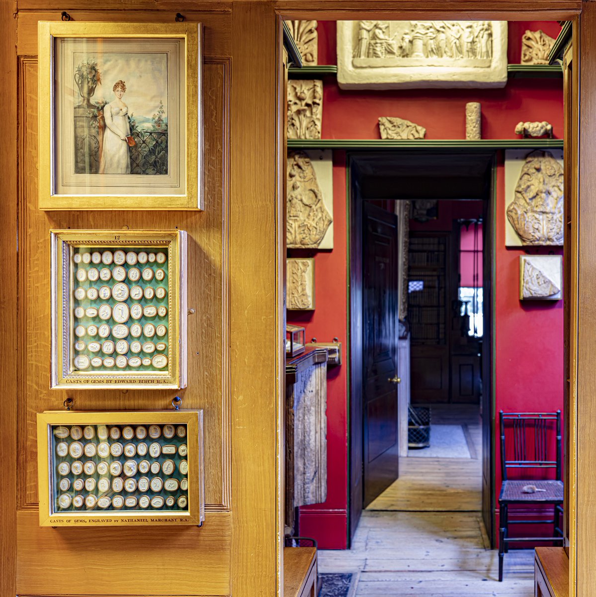 Soane’s Dressing Room might be the most extravagantly decorated small room in London. Where else can you find sketches and engravings by Hogarth and Canaletto next to a sink and concealed toilet, accompanied by a view out onto gothic ruins and a towering pasticcio? ✨❤️