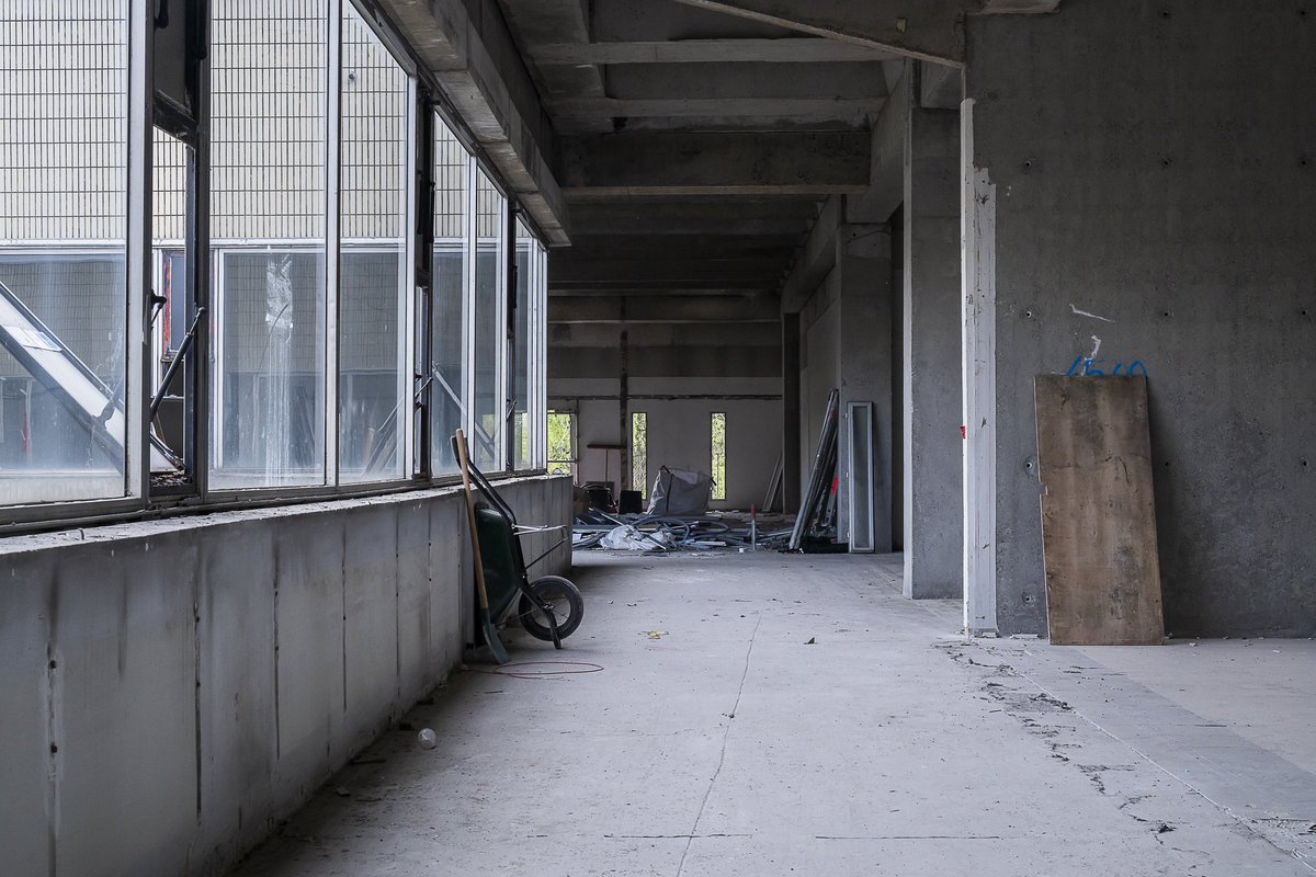 #JeudiPhoto 📸 les travaux de la BU de Pont-de-Bois, ça en est où ?🤔 Immersion dans la @BuLilleSHS, actuellement en travaux, dont la réouverture est prévue en septembre 2026 🚧 👉 future-bushs.univ-lille.fr/accueil