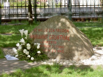 #CeJourLa 2 mai 1945 à Schwerin

Institutrice, Marianne Grunthal, apprend la mort d'Hitler et s'écrie : „Dieu merci, la paix est proche !“.

Les nazis l'abattent par pendaison.

Une heure plus-tard, les libérateurs, des troupes américaines, entrent dans la ville.

#PrionsEnsemble