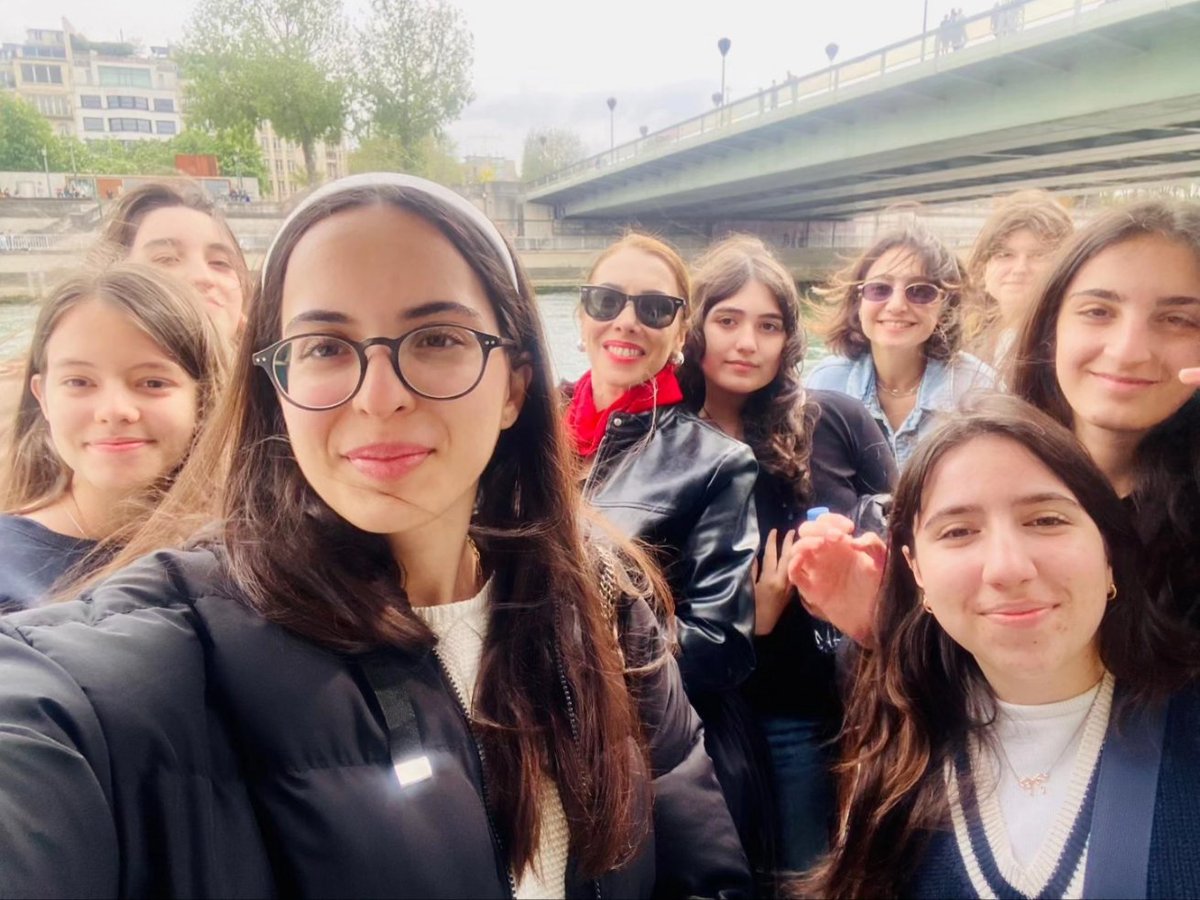 Anadolu Lisesi öğrencilerimiz; “Avrupa Gezisi”nin 4.gününde; Fransanın ve Avrupa’nın en çok ziyaret edilen kenti Paris'i ziyaret etti. Ardından Seine Nehri tekne gezisini gerçekleştiren kafilemiz günü Sacre Coeur, Montmarte (Ressamlar Tepesi) turuyla tamamladı. #bahçeşehirkoleji…
