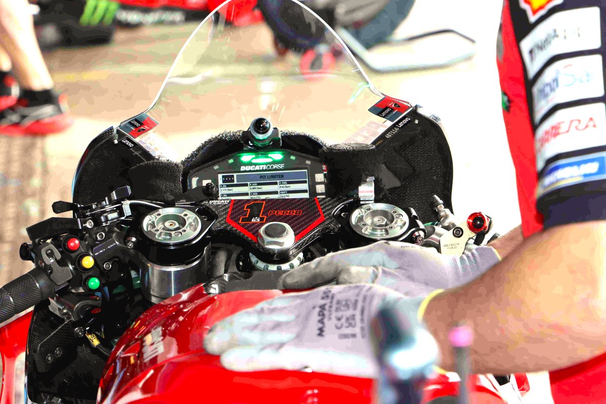 Bagnaia's cockpit. Right: kill switch. Centre: rider cam above dash. Left: holeshot switch (top), brake span adjuster, torque/TC/engine-brake map buttons, ride-height switch, thumb brake 😎😎😎😎