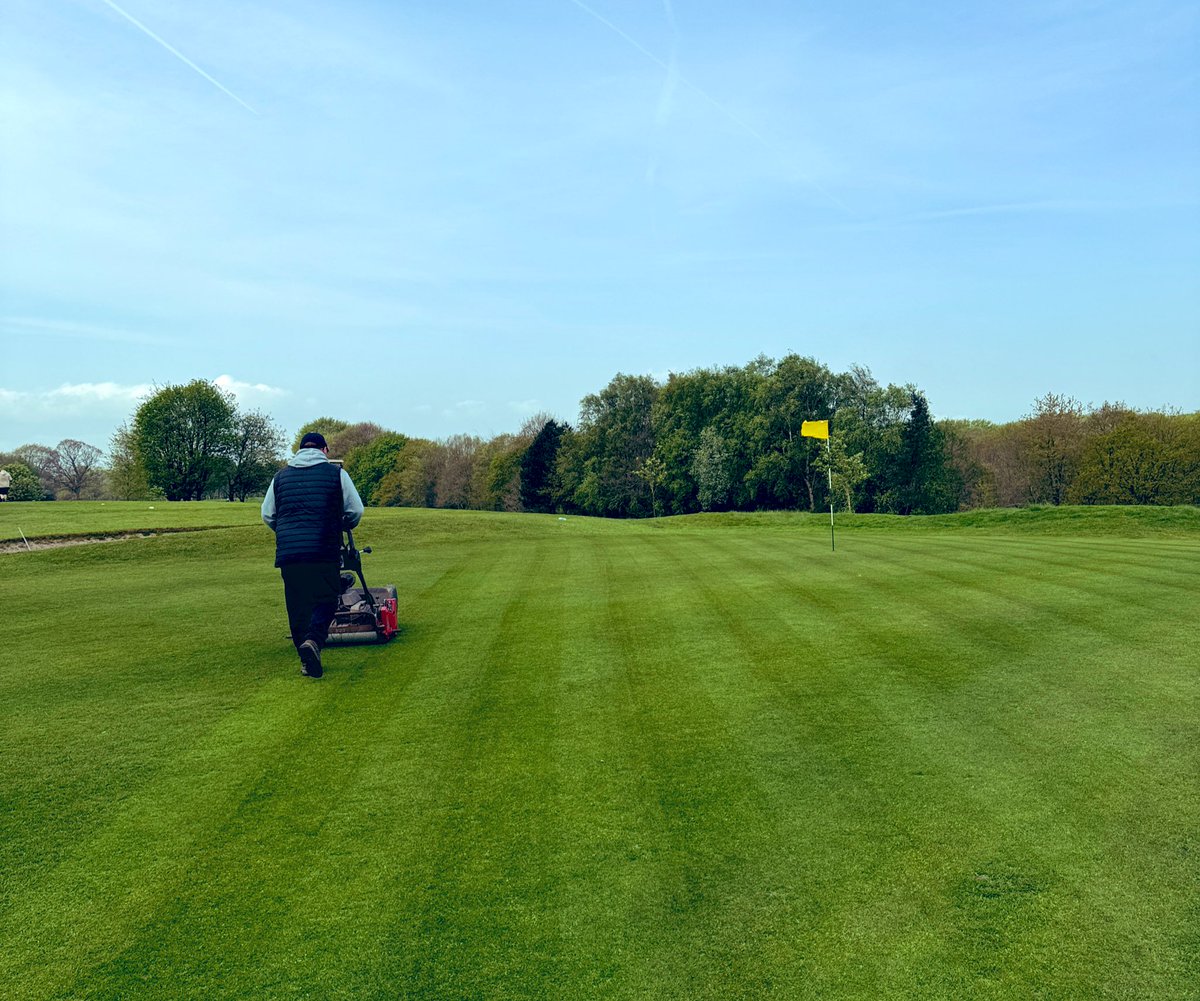 Greens are getting good hand mow this morning by the dream team! ⛳️🔥🏌️‍♂️☀️ #golfmates #golfers #linkgolfuk #rochdale