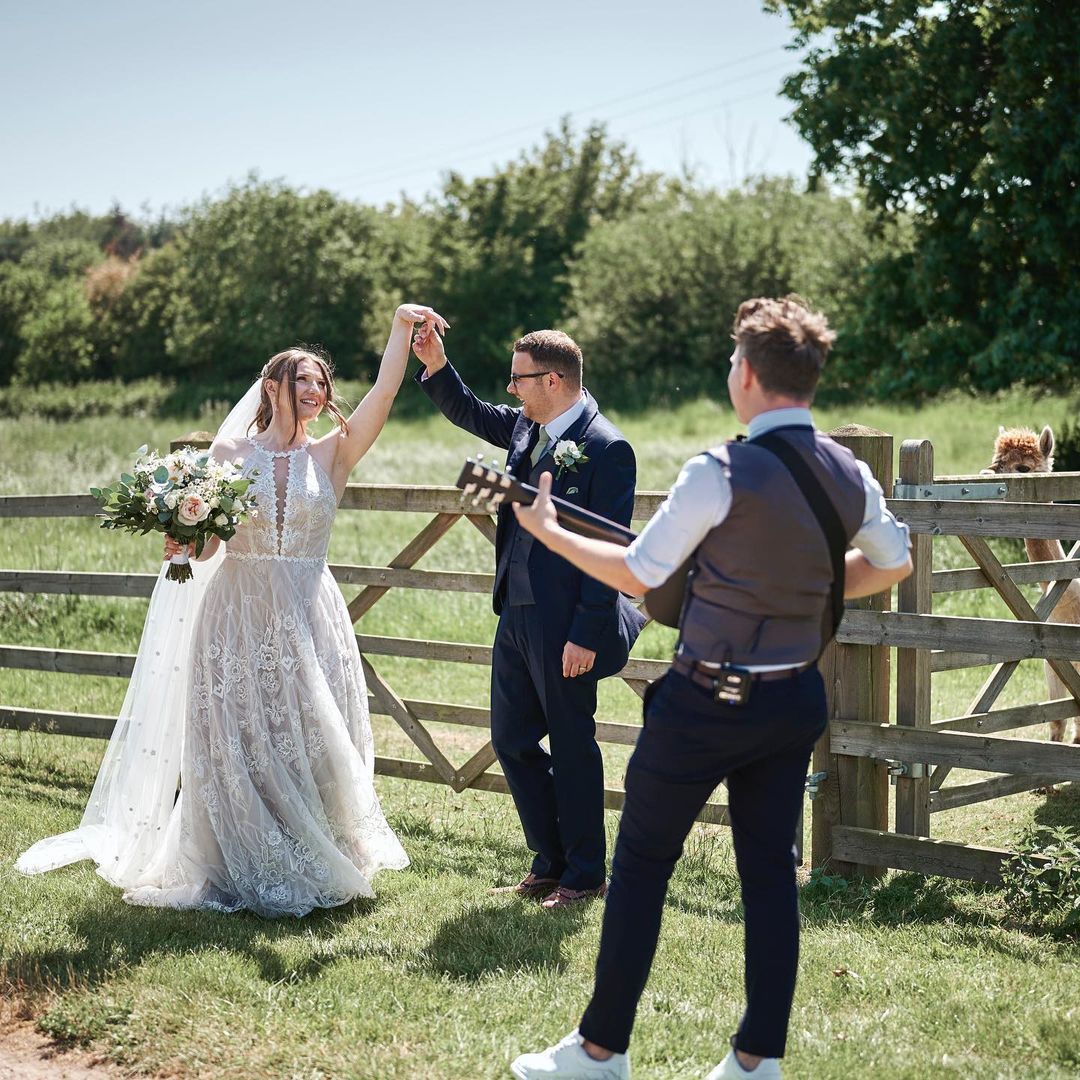 Amidst your special day, why not steal a moment away from the crowd with a serenade? 🦙 Alpaca appearances are extra! Photography credit: Rachel Reeve Photography singer: Casper Clarke #allmanorofevents #allmanorofeventswedding #weddingsingersuffolk