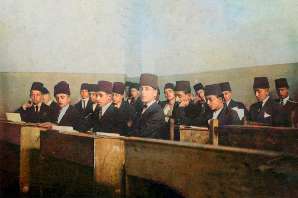 Mustafa Kemal Atatürk, Trabzon Lisesini ziyaret ettiğinde şeref defterine; “Bedeni idman, fikri idmanla mûvazi omalıdır.” cümlesini yazmıştır. Hüseyin Avni Aker'in de etkilendiği bir cümledir. Atatürk'ün, 1924 yılında ziyareti sırasında Trabzon Lisesi öğrencilerinin olduğu sınıf.