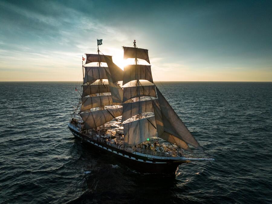 Limportant_fr's tweet image. 1896, année de naissance du Belem et de renaissance des Jeux Olympiques. Plus d&apos;un siècle plus tard, c&apos;est le célèbre trois-mâts qui transporte la Flamme olympique vers Marseille! #Paris2024 limportant.fr/infos-le-choix… @Caisse_Epargne #partenaire