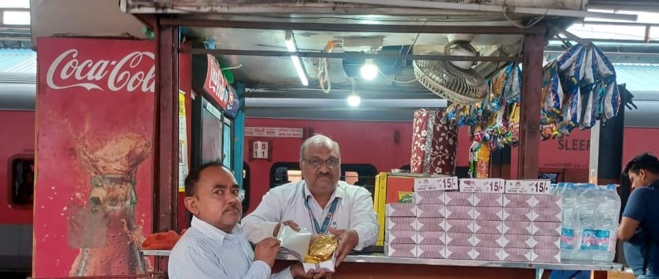 In order to ensure comfort of passengers during this ongoing summer rush, hygienic and wholesome #EconomyMeal are being provided at the Old Delhi Jn. Railway Station. #SummerSpecial