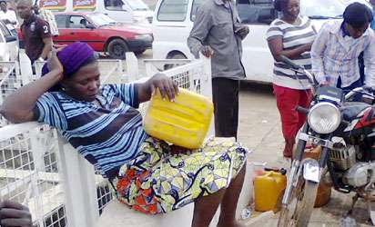 Nigeria 🇳🇬 Une pénurie de carburant paralyse tout le pays 

📍Le Nigeria, grand producteur de pétrole, est confronté à une nouvelle pénurie de carburant. 
📍Malgré ses ressources, le pays dépend encore des importations d'essence en raison de raffineries défaillantes. 
📍Les prix…