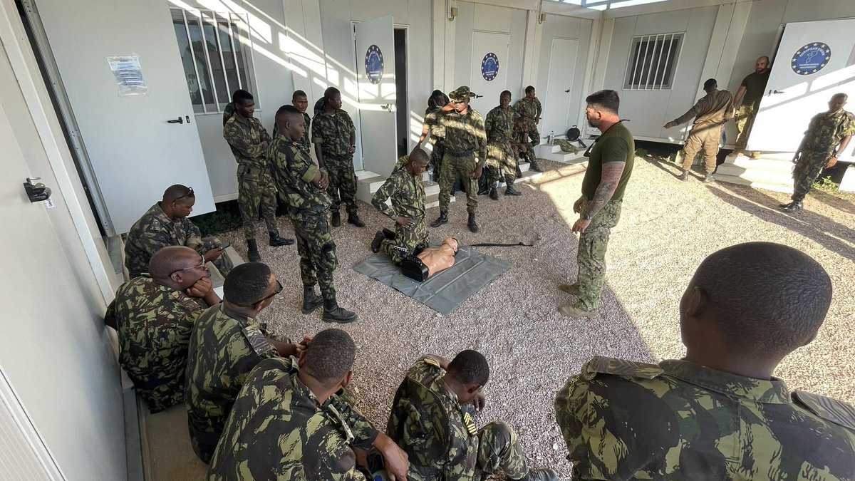 First aid is crucial to save lives!💉
#EUTMMOZ Medical Team provided Tactical Combat Casualty Care and Basic Life Support training to🇲🇿FADM, in Katembe, during the Train the Trainers.👏
The train focused the best practice guidelines for battlefield trauma care.
@eu_eeas @EUinMoz