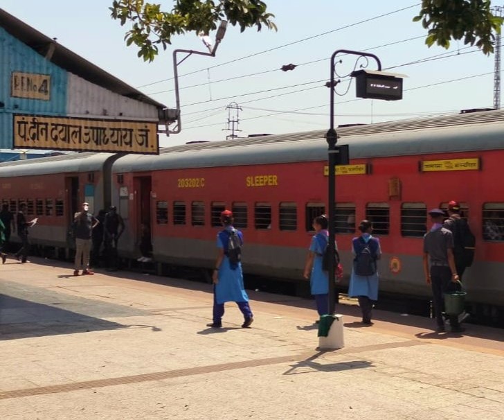 पूर्व मध्य रेल द्वारा स्टेशनों पर यात्रियों के लिए निःशुल्क पेयजल की व्यवस्था किया गया है। स्काउट एवं  गाइड की टीम के सहयोग से यह सेवा निरंतर जारी है ।
#SummerSeva