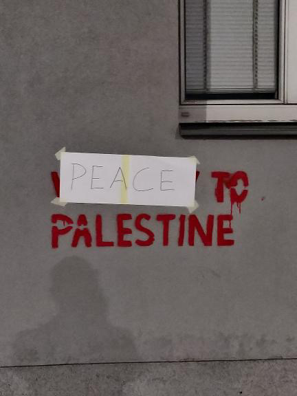 Die traditionell jüdische Leopoldstadt wurde am 1. Mai mit zahlreichen »Death to Zionism« Graffitis beschmiert. Organisationen wie @DerFunke marschierten an diesem Tag mit israelfeindlichen Parolen durch den Bezirk. Bewohner:innen des Bezirks haben noch am selben Tag reagiert ❤️
