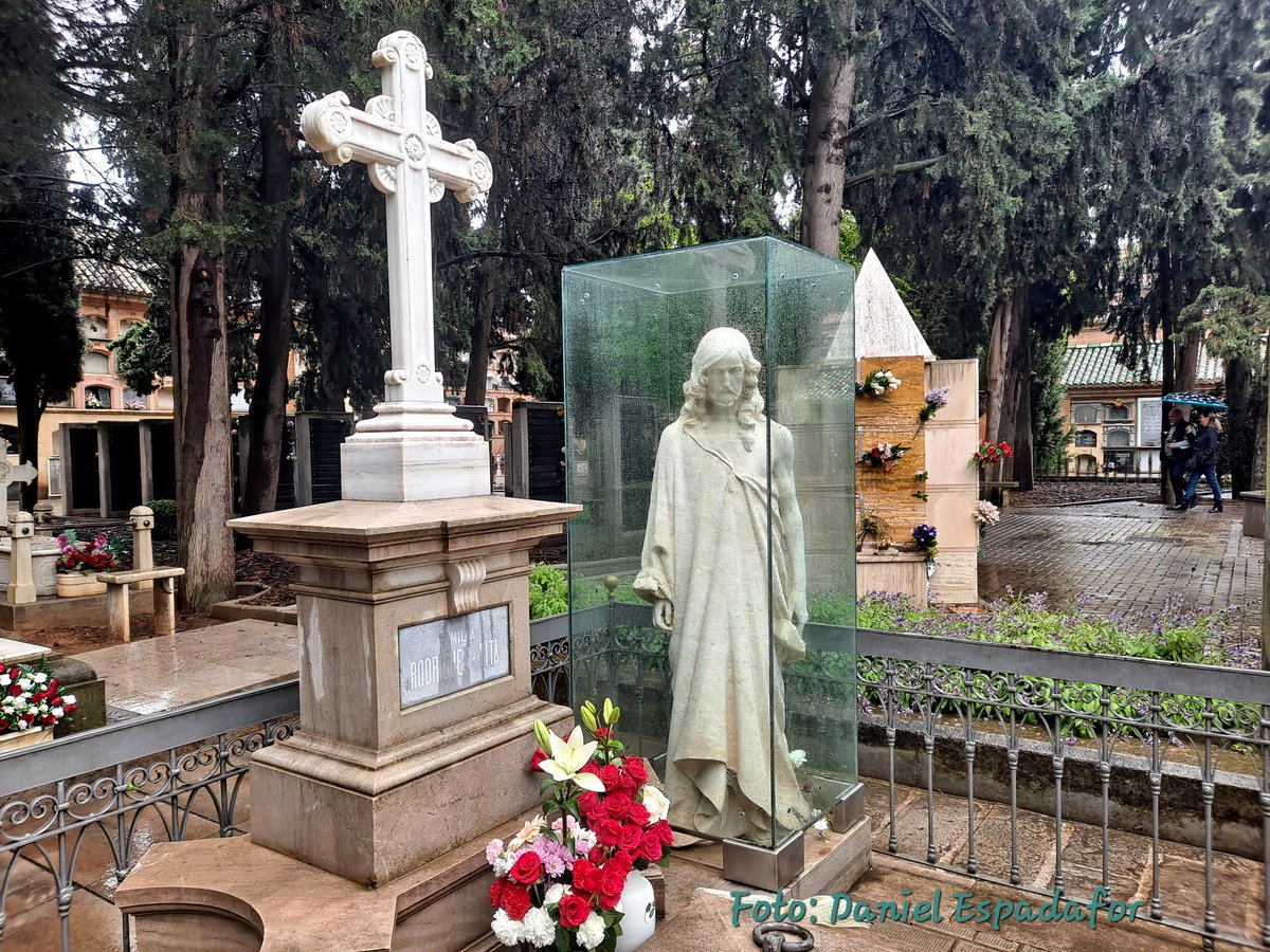 El señor del cementerio. Impactante su mirada y lo que pone en su placa. Está en #Granada (cementerio San José)