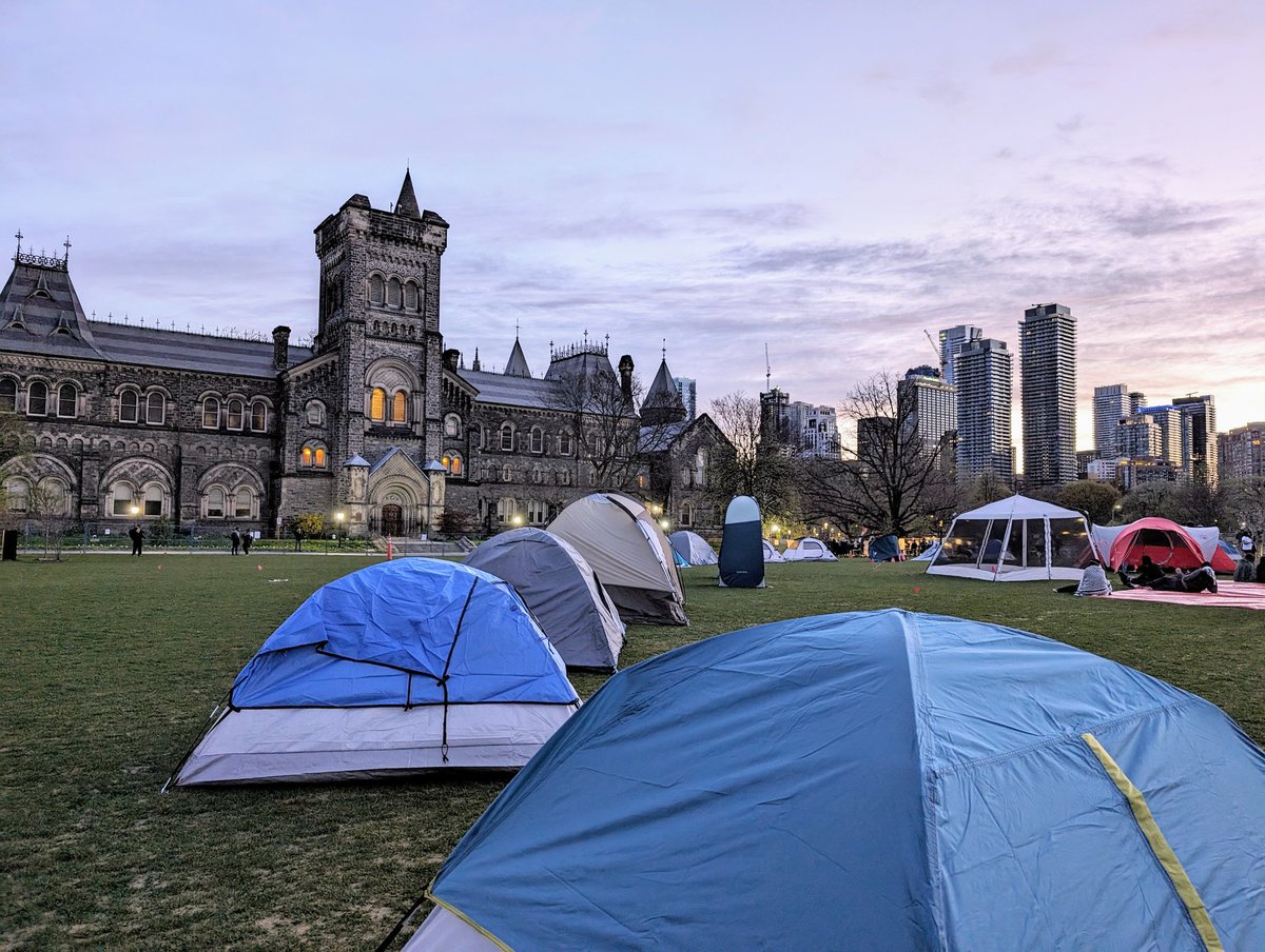 🚨BREAKING: UofT STUDENTS HAVE LAUNCHED THEIR ENCAMPMENT!

Join the solidarity encampment at 1 King College Circle, Toronto NOW!