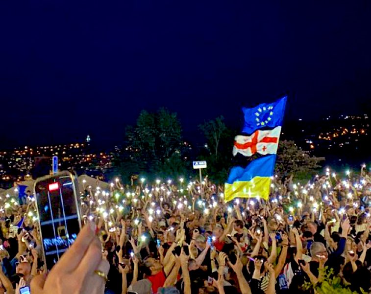 Tbilissi hier soir. Les drapeaux de l’Europe et de l’Ukraine sont en Géorgie comme ailleurs les étendards de la liberté ! Notre modèle de société est imparfait, et il nous faut toujours l’améliorer. Mais contrairement à la Russie, on n’a jamais eu à envahir, massacrer ou…