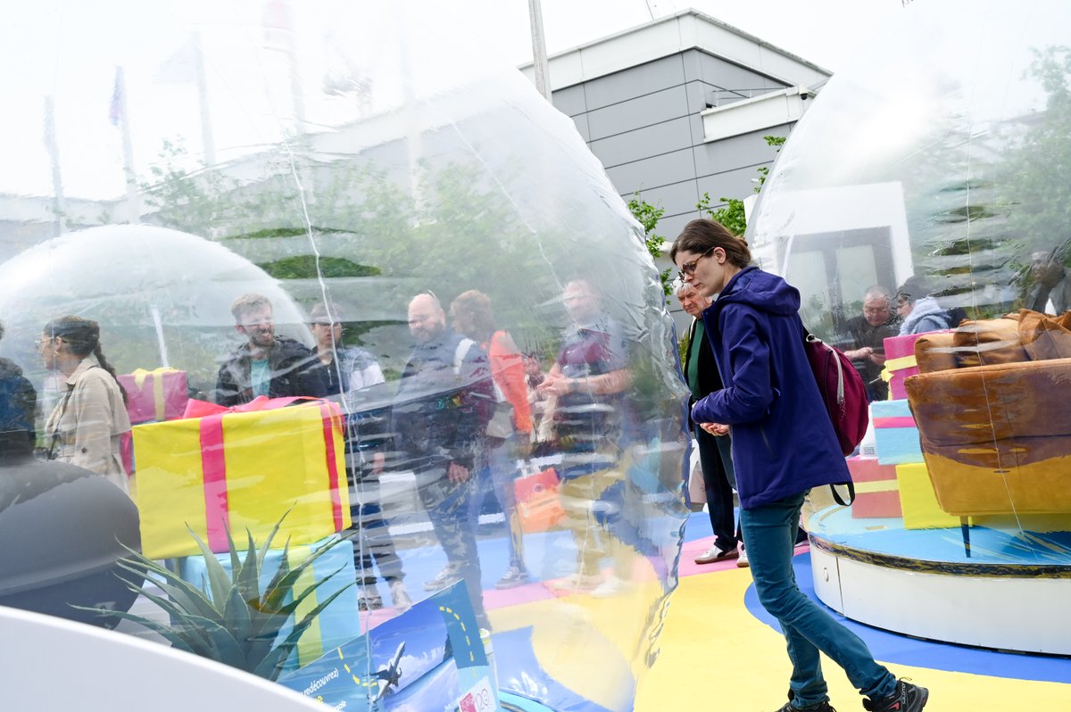 La Grande Vitrine de #FoiredeParis : 30 000€ de cadeaux à gagner pour l'un de nos visiteurs ! 🎁 Tente de remporter l’intégralité de celle-ci jusqu'au 12 mai 🍀 Merci à tous nos partenaires ! 🎟️ url-r.fr/chnLK 📍Allée centrale