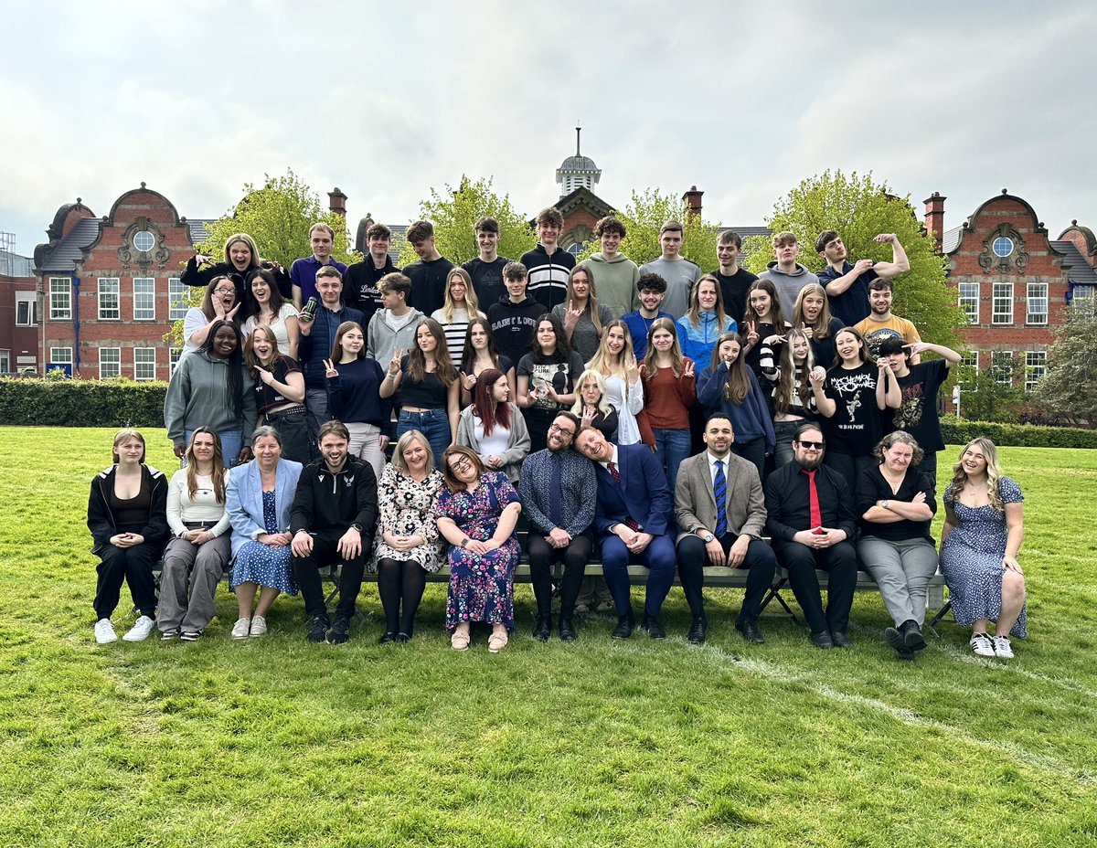 Our French visitors last week would say ‘Ouistiti’ we just say ‘cheese’! Time to show off those pearly whites & smile for the camera…it’s group photo day for Year 11 & 13 thanks to @HTempestPhoto #strikeapose #funtimes #schooldays #endofanera