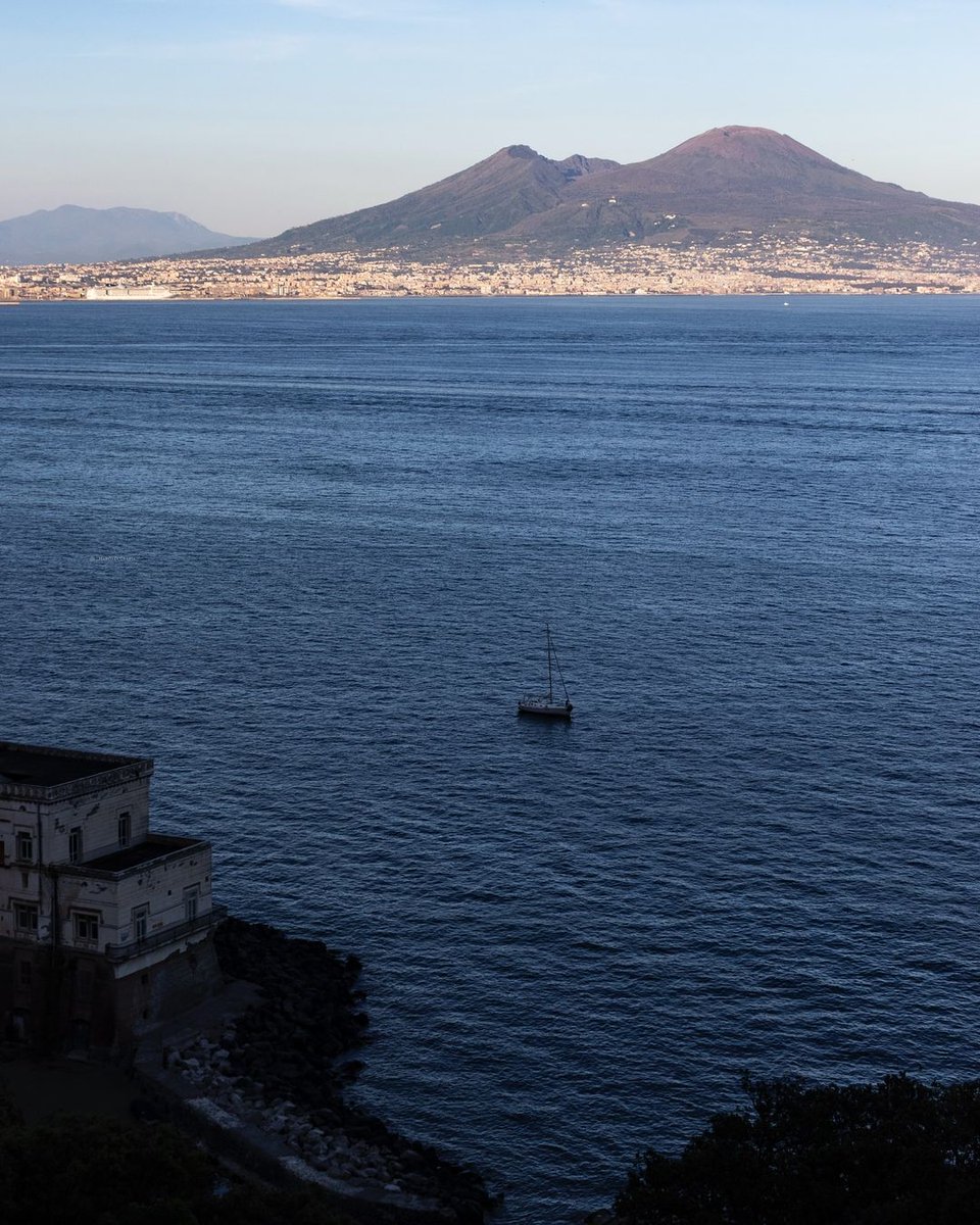 Il mare del golfo è uno specchio limpido, perché anche Napoli ha bisogno di specchiarsi.

Così bella si riconosce tra le onde del suo mare, così nuova, mai uguale.

📷 @marco.di.grazia

#grandenapoli #maredinapoli #golfodinapoli #vesuvionapoli #panoramanapoli