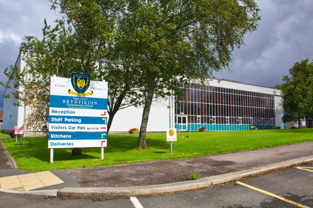 We have agreed to fund necessary highway improvements linked to the building of an additional four-classroom teaching block at Bryntirion Comprehensive School. bridgend.gov.uk/news/green-lig…