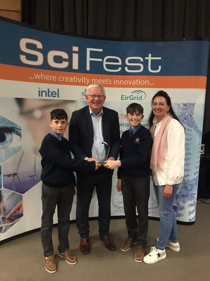 Comhghairdeas le Cathal O' Donovan, past pupil, and his classmate Hugh, @stmunchins on winning 1st place in the Regeneron Life Sciences Awards at Sci Fest for their project on Ash Dieback. Éacht iontach! Keep up the great work, a bhuachaillí!