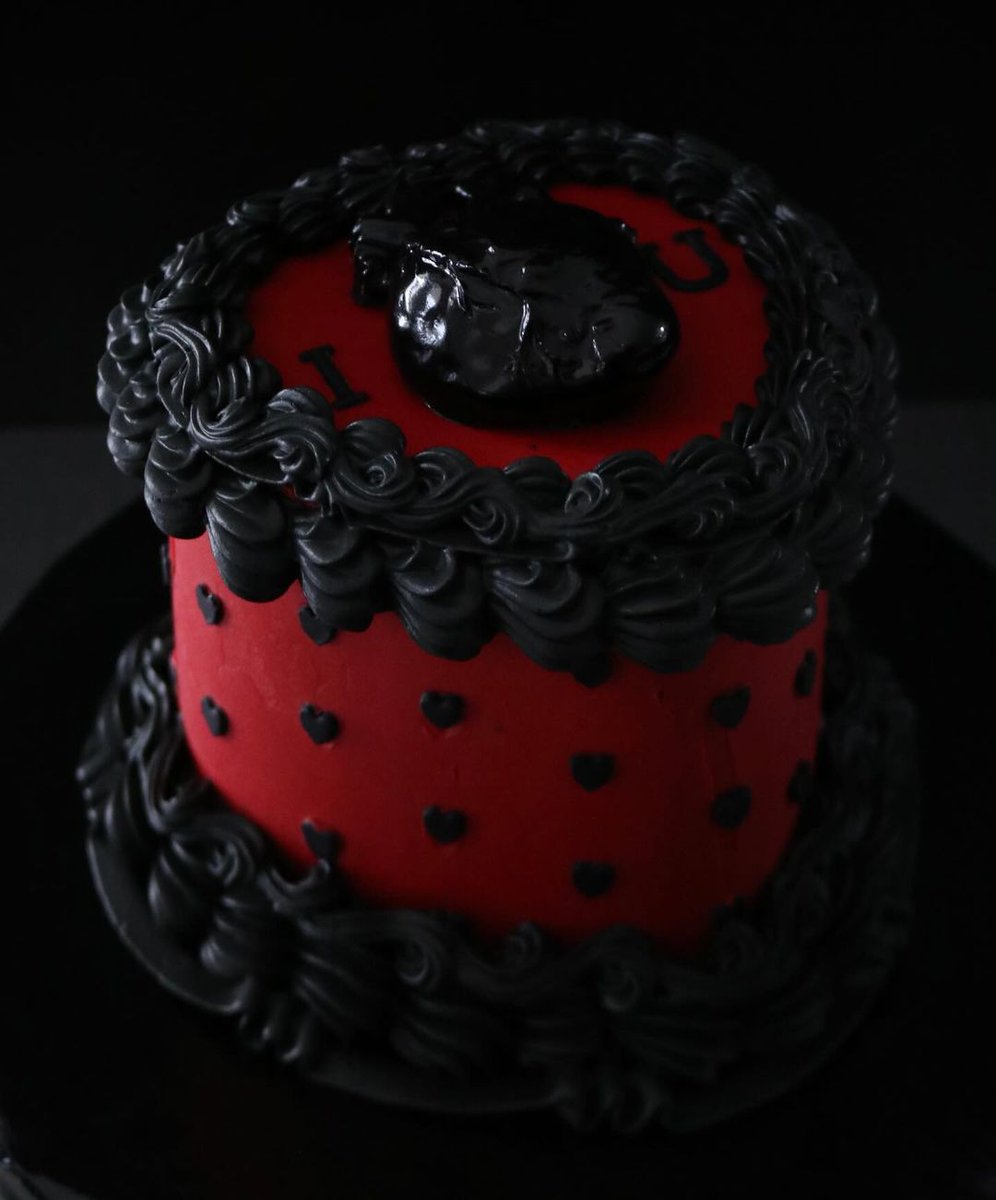 The perfect cake doesnt exi- ❤️ • 📸: thirdcirclebakery • #KILLSTAR #GOTHICFASHION #ALTFASHION