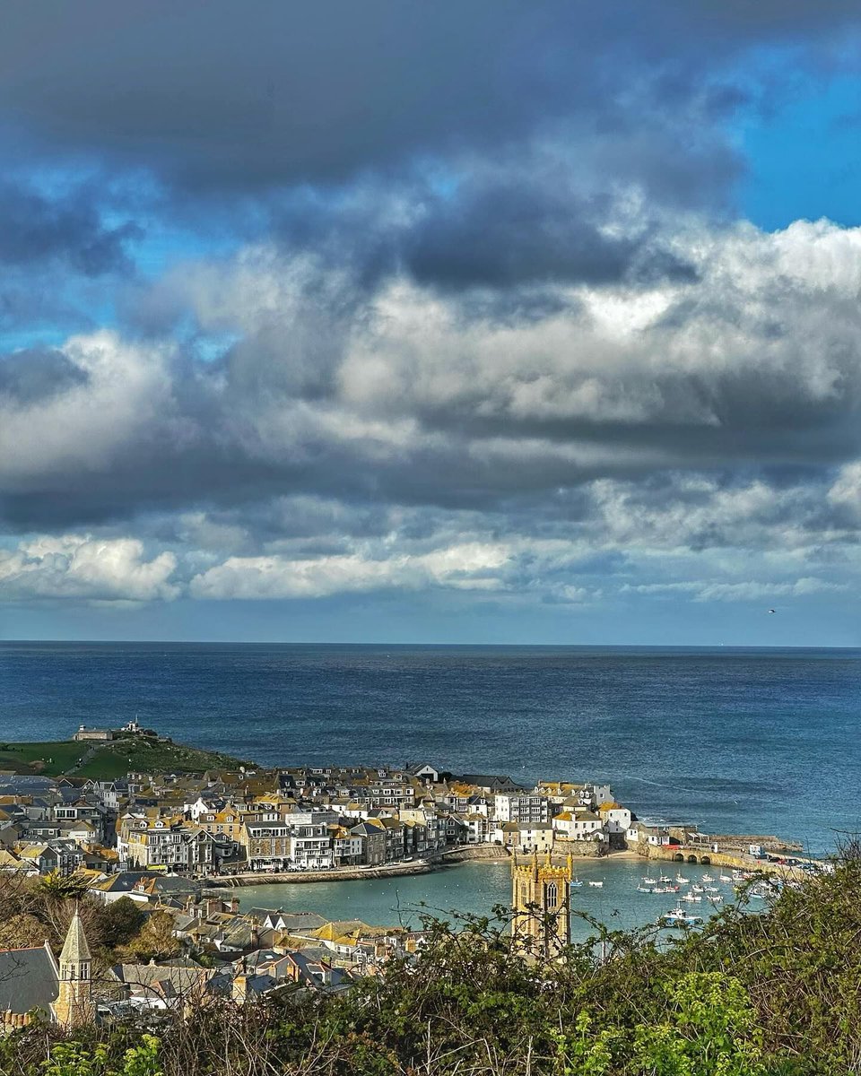 ⛅ ⚡ Dramatic weather above this vibrant Cornish town. 📍 St Ives, Cornwall 📸: @ullis_travel_pics