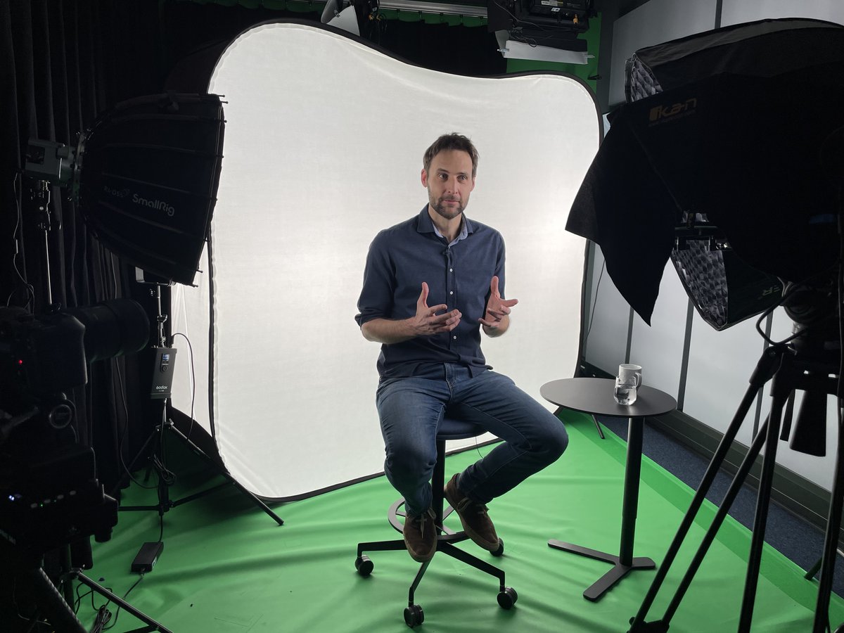 qlee_eu's tweet photo. #Throwbackthursday 🎬 Hinter den Kulissen der #Energiewende :
So sieht es aus, wenn Expert:innen ihre Fachthemen vor der #Kamera erklären. Freuen Sie sich auf kurze &amp; informative #Videos zu #ErneuerbareEnergie!

#qlee_lausitz #Qualifizierung #Lausitz
@beemerkenswert @BWEeV https://t.co/WH5wd6Fnjf