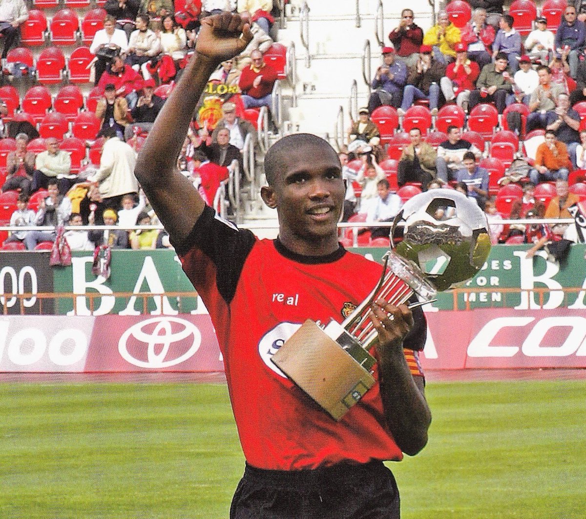 🔴 Il y a 20 ans jour pour jour, le 2 mai 2004, Samuel Eto’o présentait son titre de Joueur Africain de l’année 2003 aux fans de Majorque. 🏆 Opposé à Malaga en Liga ce jour là, le Real Majorque s’était imposé 2-1 grâce à un doublé de... Samuel Eto’o. 🦁🇨🇲 @RCD_Mallorca