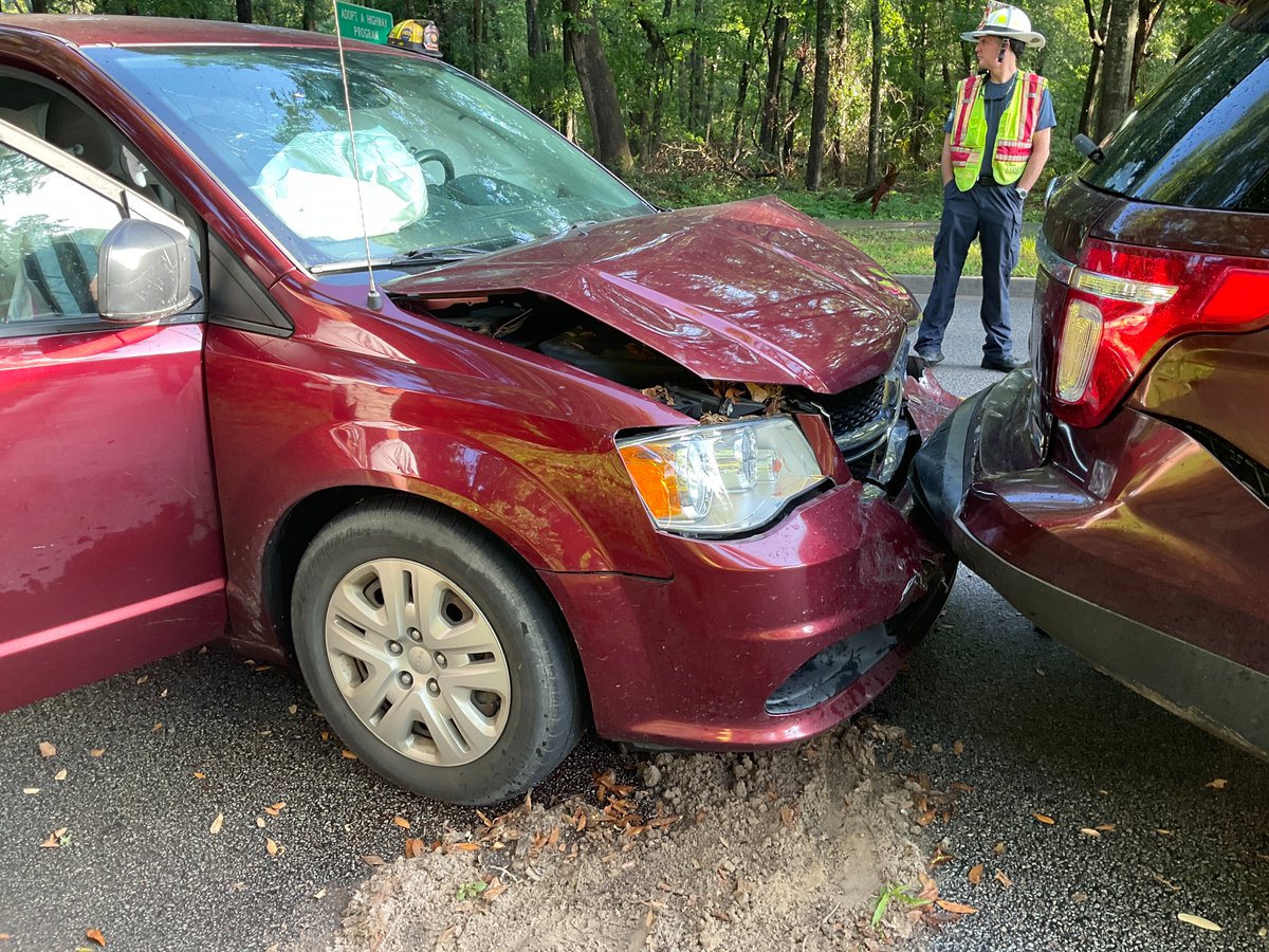 Yesterday morning, the #BurtonFD & @BeaufortSC_EMS responded to two back-to-back vehicle collisions in @bftcountysc resulting in traffic delays but no serious injuries. This brings the total number of vehicle collisions since Friday to (7). Drive safe today.
