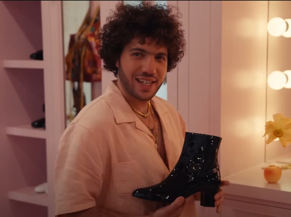 Benny Blanco is gay(from the latest video)
They have a PR contract 
Briber knows.
Benny’s benefits:clout,hype,notability 
Selena Gomez’s benefits: Benny works on her music
Estimate ending time: Jul-Oct
